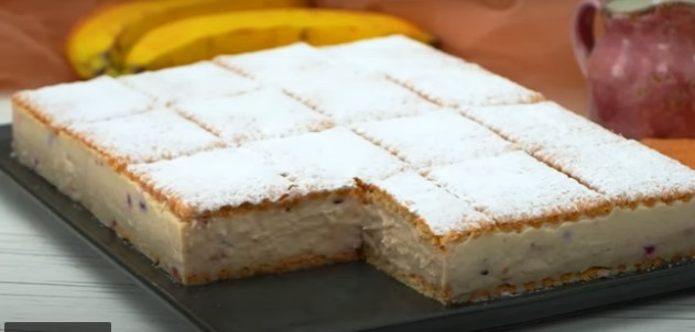 SUPER KREMASTA I LAGANA Keks torta sa filom od banane i bobičastog voća