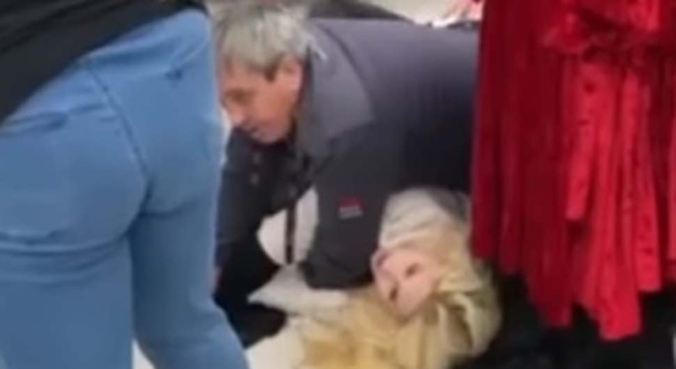 HAOS U TRŽNOM CENTRU Žena u prodavnici rušila sve pred sobom pa nasrnula na radnike (VIDEO)