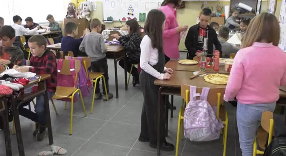 NAJVESELIJA UČIONICA SRPSKE Spretne ruke malih osnovaca iz Dvorova heklaju, vezu, kuvaju