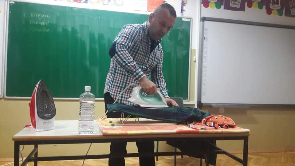 UČITELJ IZ PODGORICE ODUŠEVIO REGION Sava uči đake kako da peglaju i prže palačinke (FOTO)