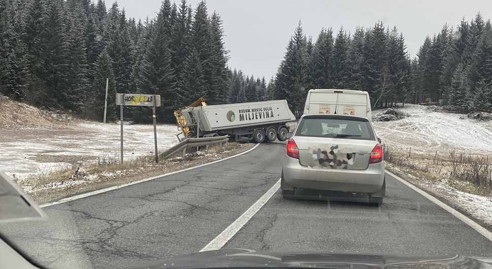 TEŽAK SUDAR KOD MJESTA BIJAMBARE Kamion i auto sletjeli sa puta nakon udesa