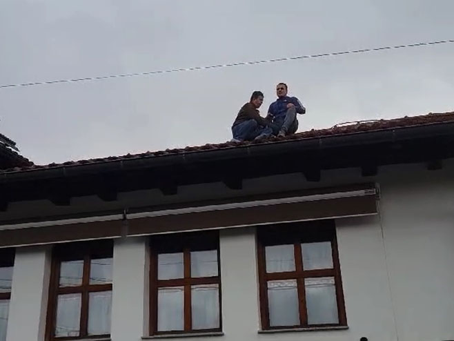 POTRESNE SCENE IZ VELIKE HOČE Sin vlasnika vinarije prijeti da će skočiti s krova