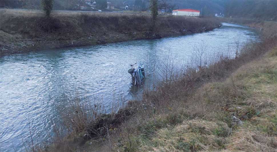 ZA DLAKU IZBJEGNUTA TRAGEDIJA Banjalučki policajci spasili ženu koja je autom sletjela u Vrbanju