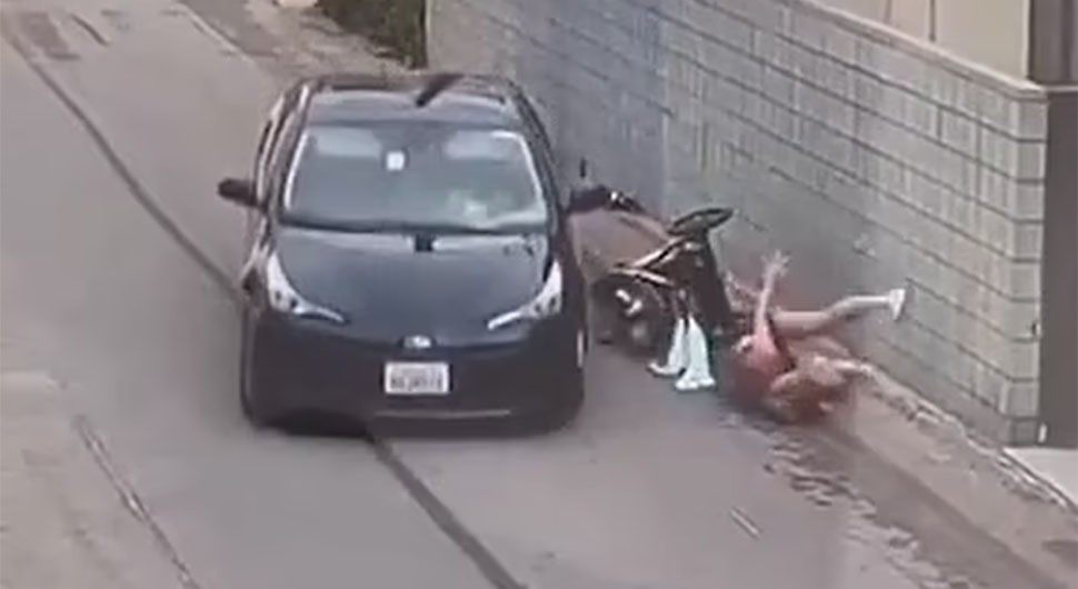 (UZNEMIRUJUĆI VIDEO) STRAVIČAN SLUČAJ POTRESAO SVIJET Ubijen tinejdžer koji je udario majku sa djetetom u kolicima