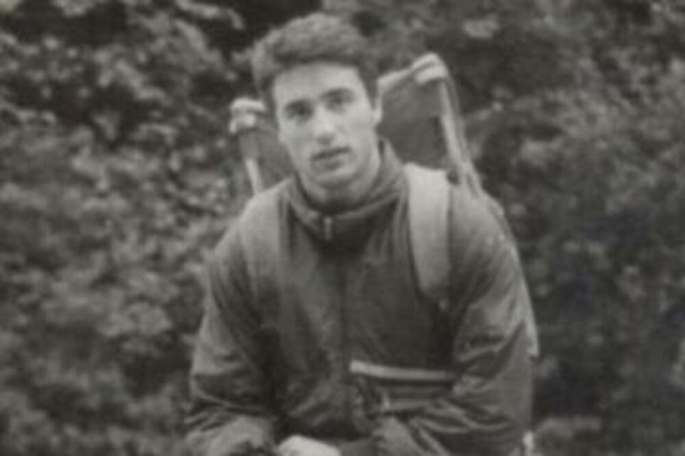 DA LI MOŽETE DA POGODITE KO JE MLADIĆ SA SLIKE? Danas je mega popularan i pravi je miljenik žena (FOTO)