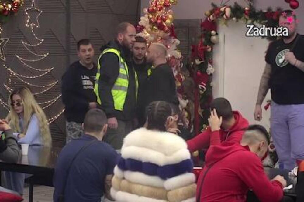 "VOLIŠ DA PU*IŠ KU*AC" Ša skočio na Ivana Marinkovića, obezbjeđenje momentalno reagovalo (VIDEO)
