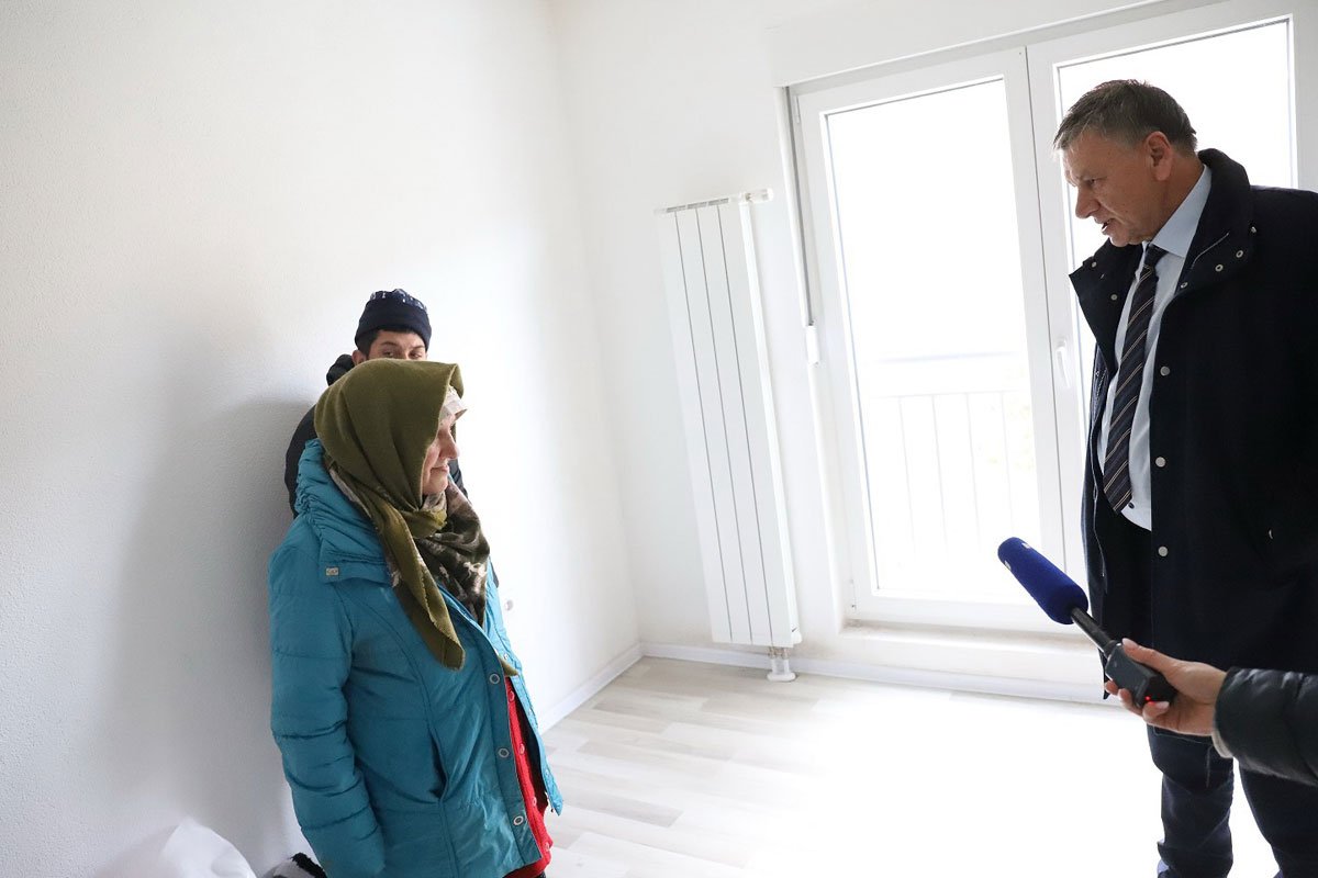 DANIMA SPAVALI NA KLUPI Majka i sin iz Zenice sklonjeni sa kiše, vlasti reagovale