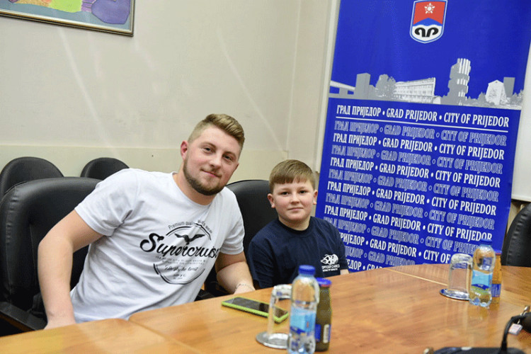PRIJEDORČANI UGOSTILI RANJENE DJEČAKE SA KOSMETA Posvetili im Svetosavski dobrotvorni bal (FOTO)
