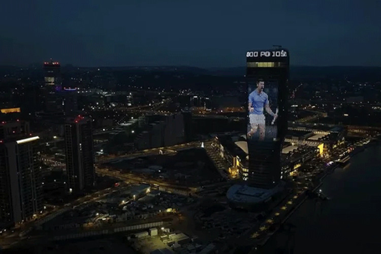PRIZOR KOJI ODUZIMA DAH Sa Kule Beograd poslata poruka najboljem teniseru (VIDEO)