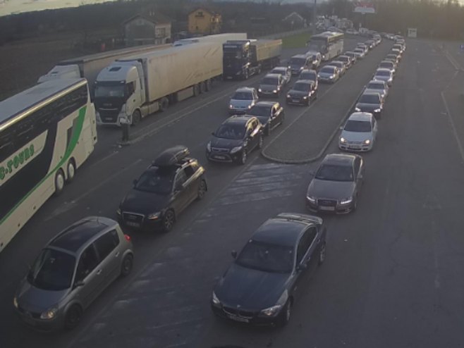 Kilometarske kolone na graničnim prelazima iz BiH (FOTO)