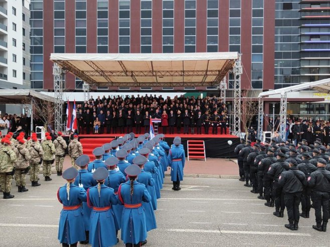 DEFILE U ISTOČNOM SARAJEVU Na rukama građana razvijena zastava Republike Srpske duga 527 metara