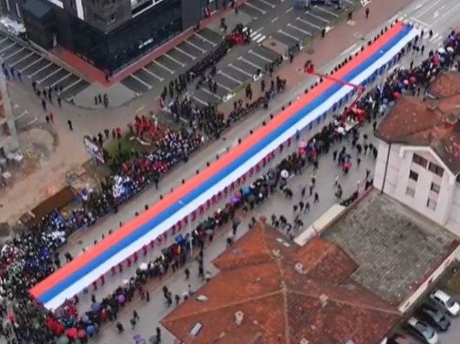 SVEČANI DEFILE U ISTOČNOM SARAJEVU Pjesma "Pukni zoro" se orila, na rukama građana razvijena zastava Republike Srpske duga 527 metara
