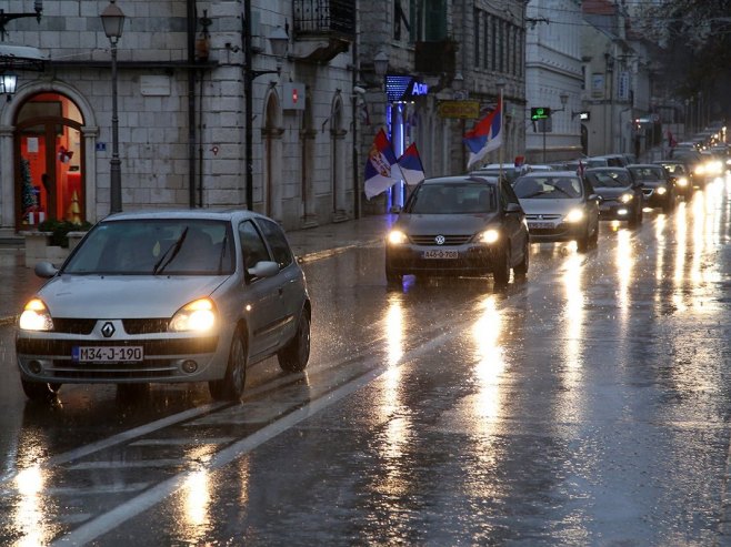 HERCEGOVINA SLAVI Defile automobila okićenih zastavama Srpske kroz Trebinje i Bileću (FOTO)