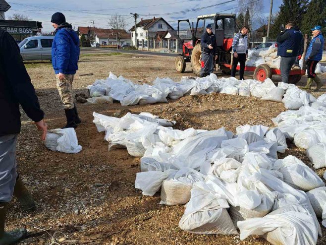 SPREMNI ZA KIŠU? U Drakseniću preventivni nasip od poplava (FOTO)