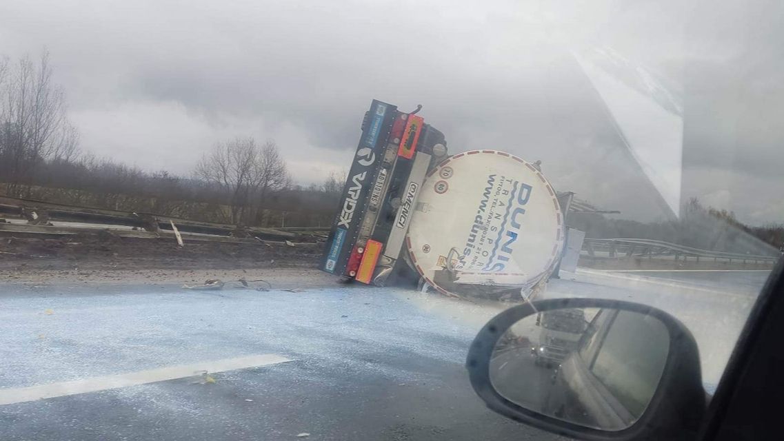 NESREĆA KOD GRADIŠKE Prevrnula se cisterna, mokar kolovoz otežava kretanje