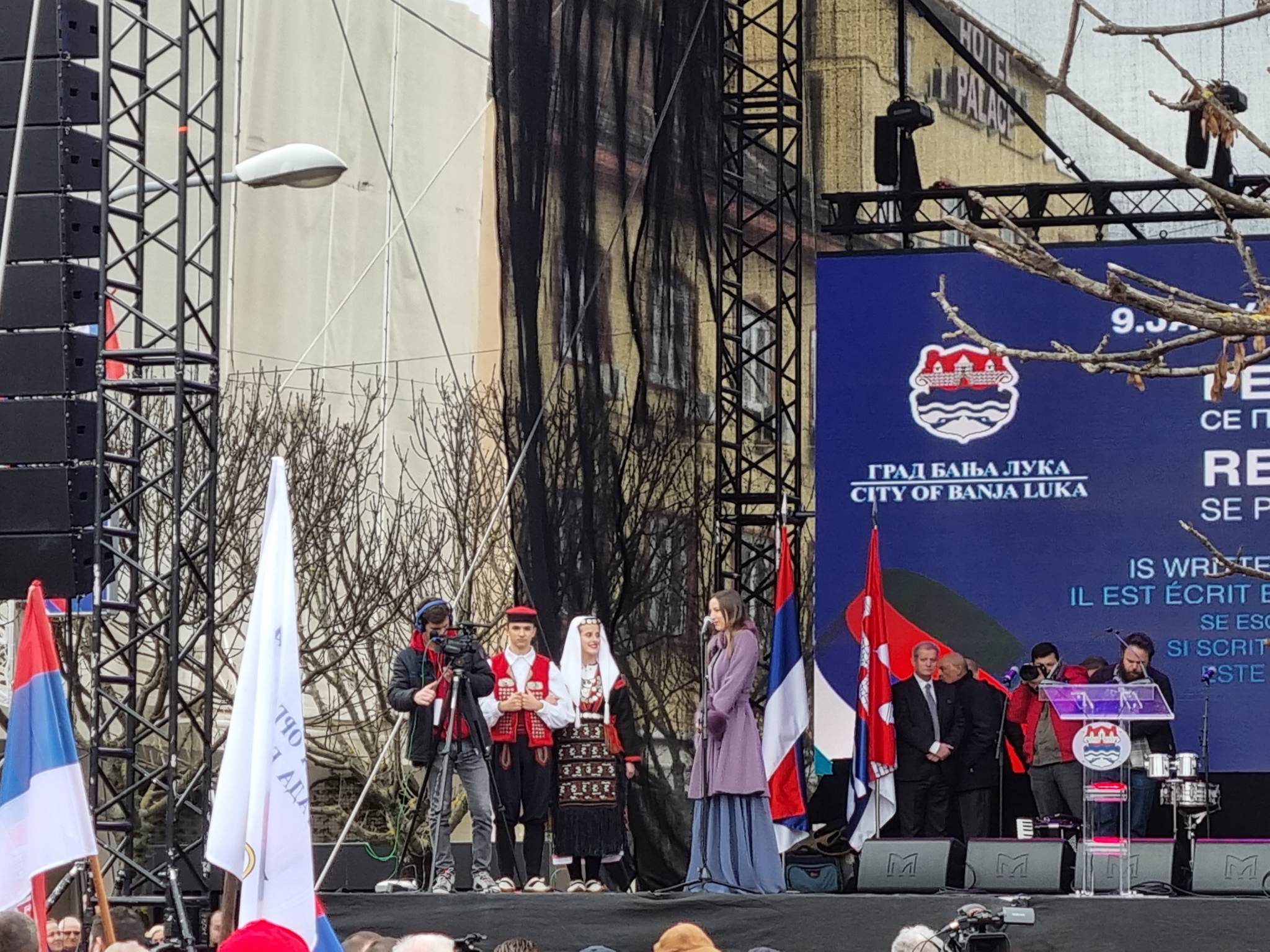 SRPSKA SLAVI 31. GODINU POSTOJANJA Danica Crnogorčević nastupila u centru Banjaluke (FOTO/VIDEO)