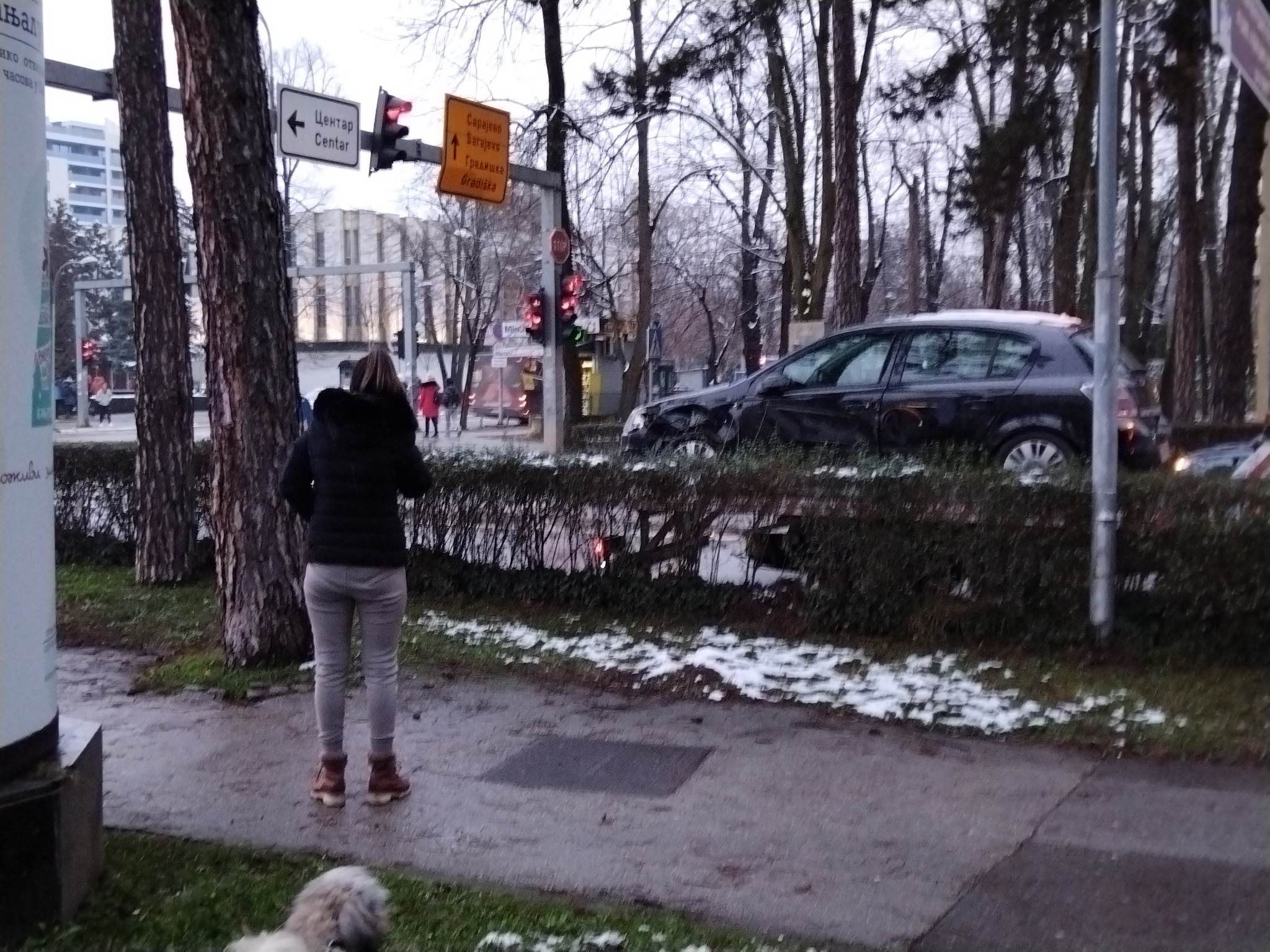 U NEZGODI UČESTVOVAO TAKSI Sudar kod Narodnog pozorišta u Banjaluci, u jednom od automobila bilo i dijete (FOTO)