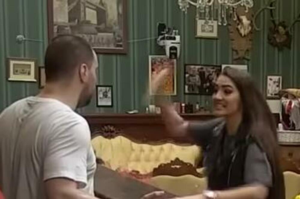ANĐELA BIJESNA KAO FURIJA! Zadrugarka skočila na Zvezdana, pa ga gađala čašom (VIDEO)