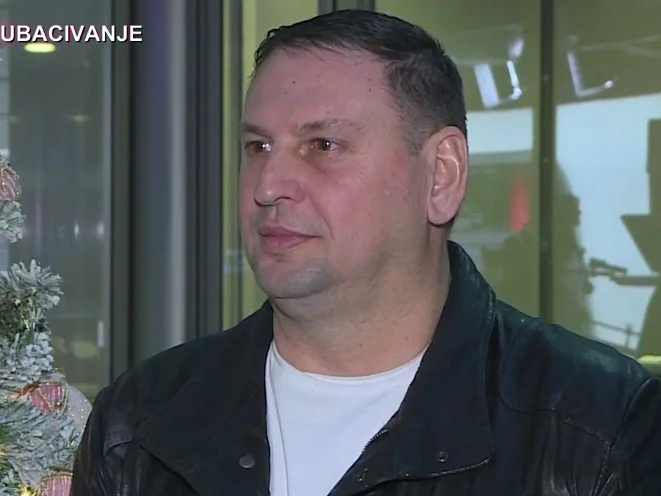 TAKI MARINKOVIĆ KONAČNO OTKRIO ODAKLE MU TOLIKO NOVCA Novčanice mu rastu u bašti, bere ih sa drveta