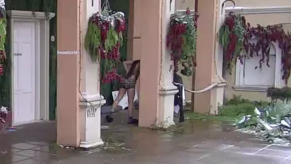 PUNIH USTA ISTRČALA IZ SOBE Anđela nakon što je zadovoljila Zvezdana izjurila napolje i uradila gadno (VIDEO 18+)
