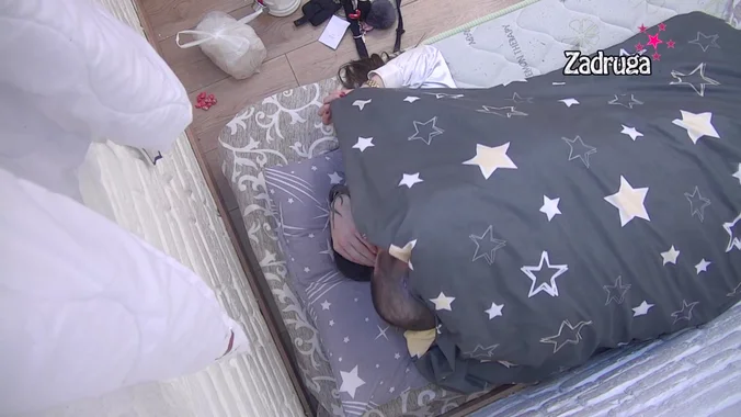 PALA JOŠ JEDNA ŽESTOKA AKCIJA! Anđela i Zvezdan probleme riješili se*som, on je nakon svega gađao iskorišćenom maramicom (VIDEO)
