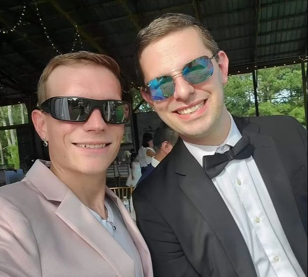 JAVNOST UZNEMIRENA JEZIVIM SLUČAJEM Bogati gej par optužen za sodomiziranje usvojenih sinova (FOTO)