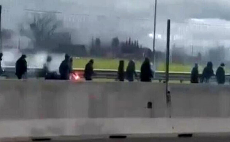 VELIKI NEREDI U ITALIJI Žestoka tuča navijača Napolija i Rome na autoputu (VIDEO)
