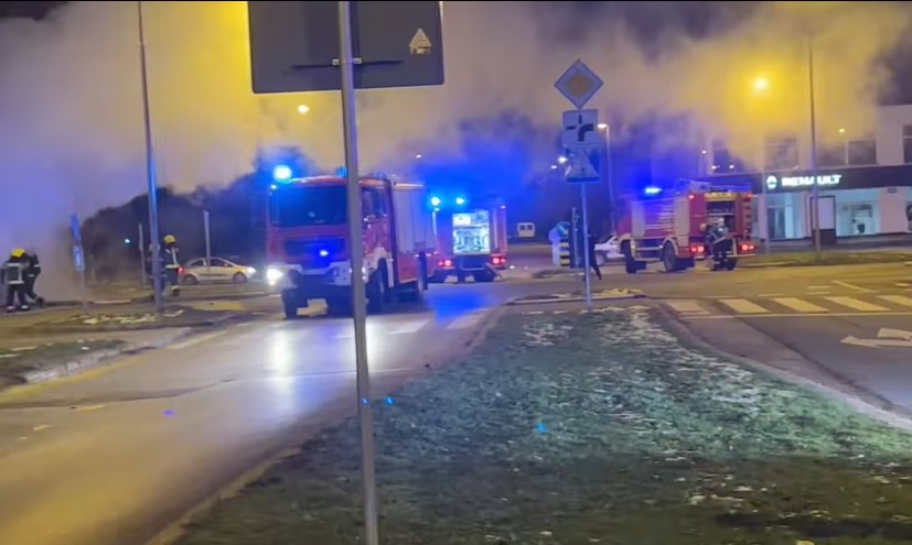 STRAVIČNA NESREĆA, IMA POGINULIH Automobil velikom brzinom udario u parkirani kamion, pa eksplodirao (VIDEO)