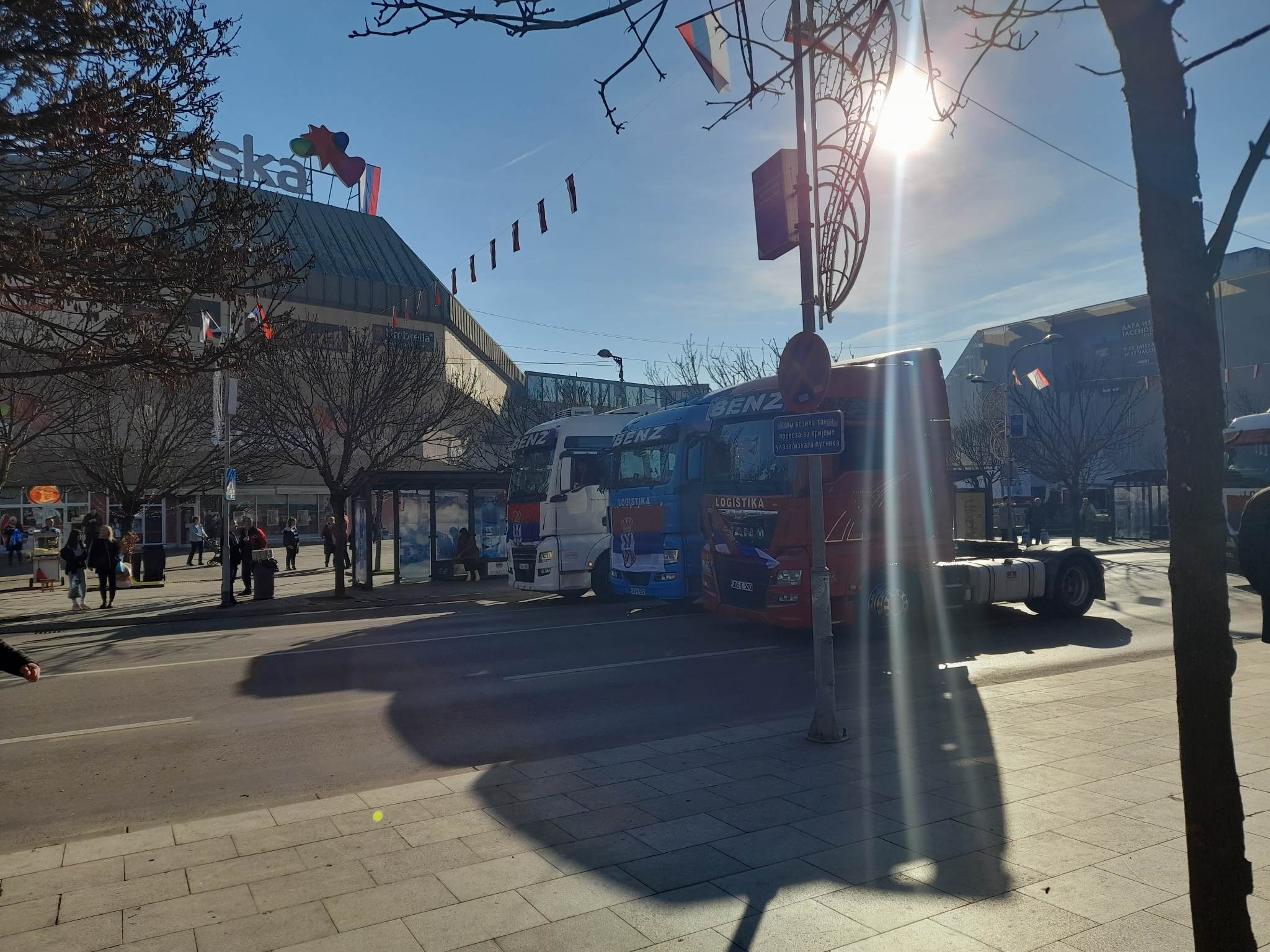 OKIĆENI TROBOJKAMA I PEŠKIRIMA Kamionima provezli badnjak ulicama Banjaluke, sirenama pozdravljali oduševljene građane (FOTO/VIDEO)