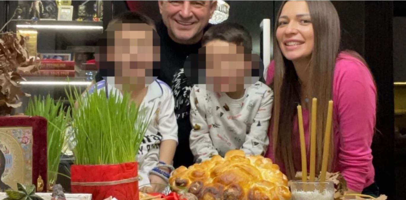 BOŽIĆ JE, PUCAJU PRANGIJE Pogledajte kako Baja Mali Knindža uči sinove da se krste (VIDEO)
