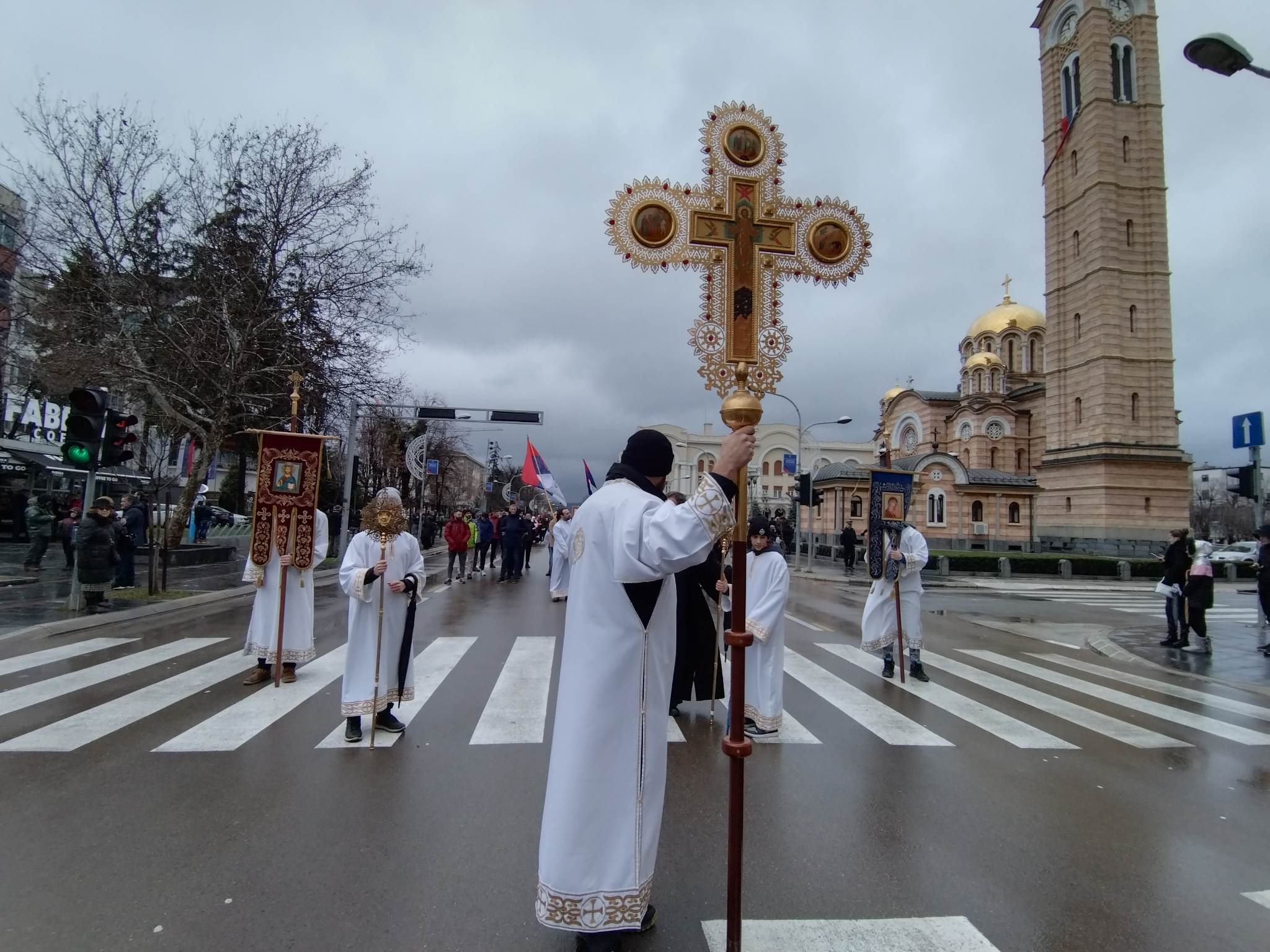 LITURGIJA U HRAMU, LITIJE DO RIJEKA Širom Srpske plivanje za Časni krst