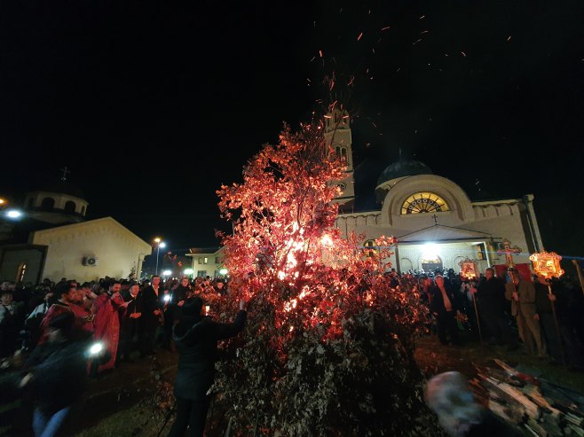 SVE JE SPREMNO ZA NAJRADOSNIJI PRAZNIK Širom Srpske naloženi badnjaci kao najava Božića (FOTO)