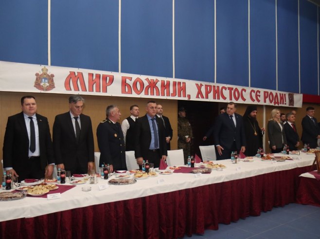 "SRPSKA SE NE ODRIČE SVOJIH OBILJEŽJA" Prijem povodom Božića u kasarni "Kozara" (FOTO)