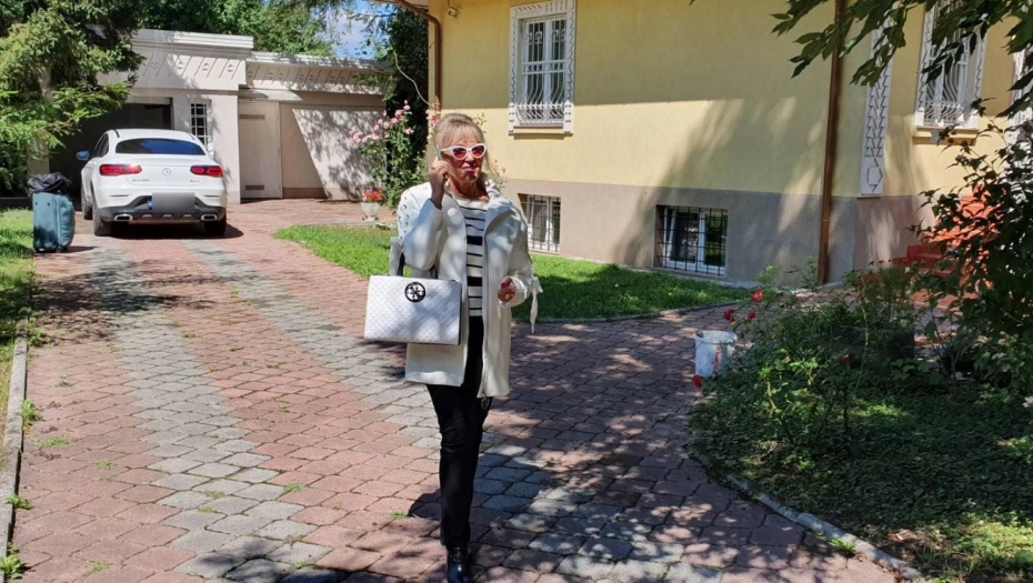 MLAĐE KOLEGINICE KIPTE OD ZAVISTI Pjevačica se skinula u bikini, pa pokazala figuru u SEDMOJ DECENIJI ŽIVOTA