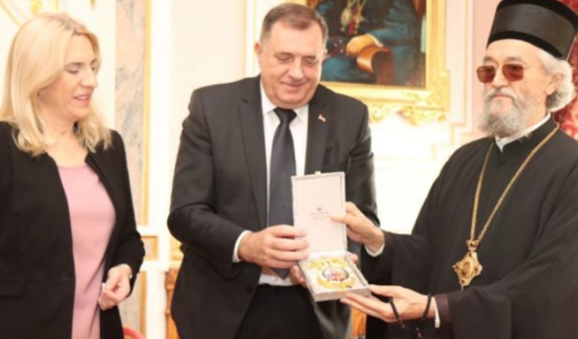 PRIJEM POVODOM BOŽIĆA Dodik i Cvijanovićeva poklonili panagiju presvete Bogorodice episkopu Jefremu (FOTO)