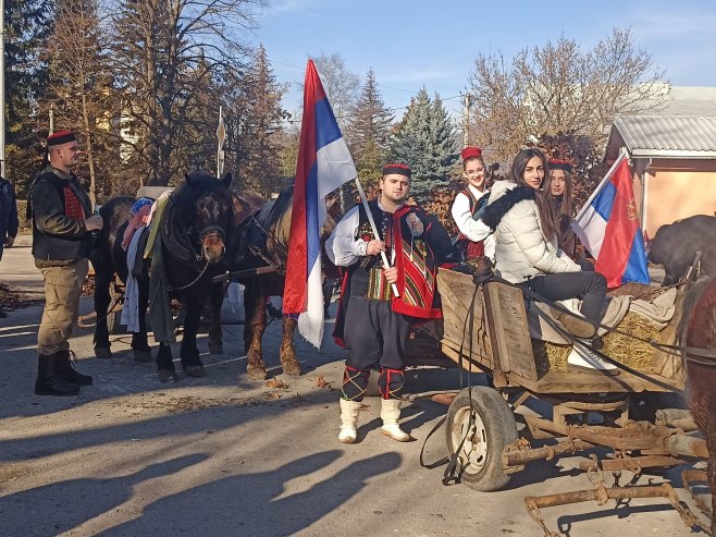 "SRBI SU U KRAJINI VIJEKOVIMA" Drvar slavi Badnji dan u narodnoj nošnji uz krajišku pjesmu i vožnju kočijama (FOTO)