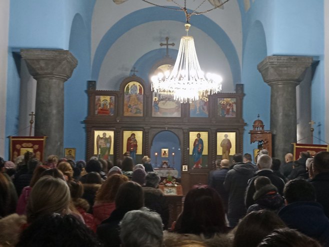 ZVONE ZVONA U DALMACIJI I KRAJINI Bosanski Petrovac i Drvar proslavljaju Božić, a u selu Otišić zavijorila se trobojka duga nekoliko metara (FOTO)