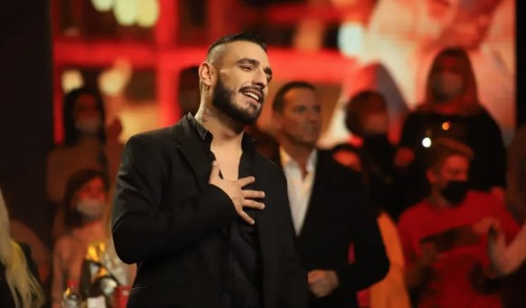 (FOTO) PJEVA, PLAČE I GRLI MAJKU Isplivao snimak Darka Lazića u emotivnom rastrojstvu