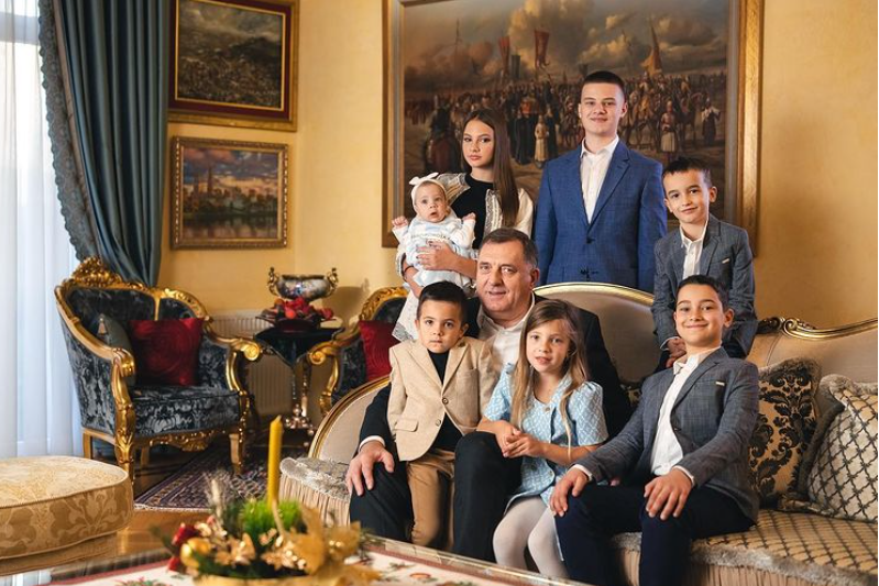 DODIK OBJAVIO FOTOGRAFIJU SA UNUCIMA "Neka vam Badnje veče donese ljubav, sreću i mir"