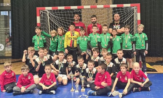 Poslije napada u Sarajevu mali fudbaleri stigli u Beograd sa medaljama (FOTO)