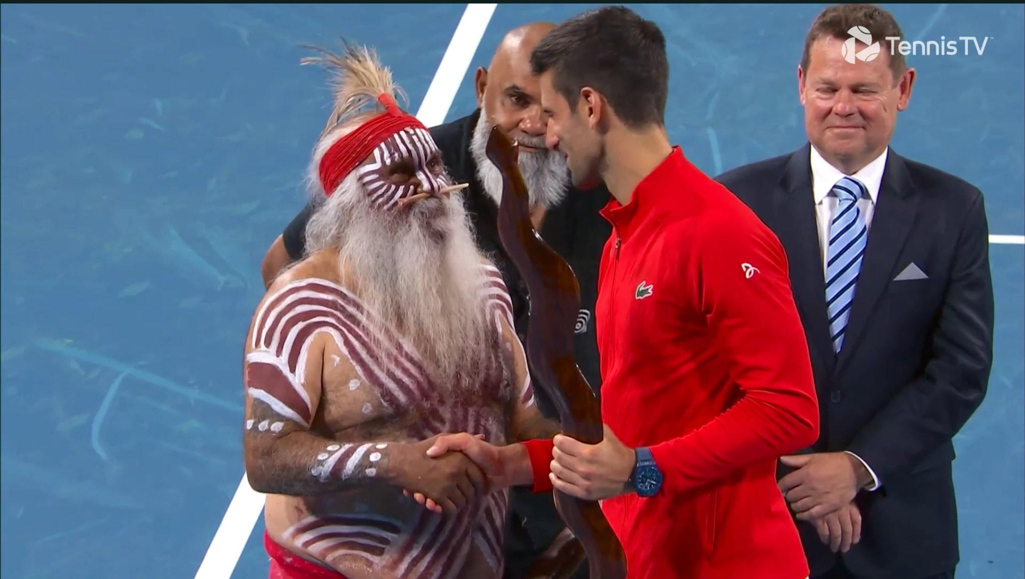 ZANIMLJIV RITUAL U ADELEJDU Aboridžin "očistio" negativnu energiju sa Novakovog trofeja (FOTO)