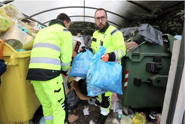 "...NEKOLIKO SATI ĆU RADITI SVE ŠTO SMIJEM KAO POMOĆNI RADNIK" Gradonačelnik Zagreba ČISTI smeće (FOTO)