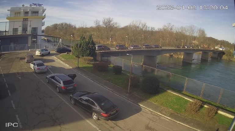 Gužva na prelazima sa Hrvatskom