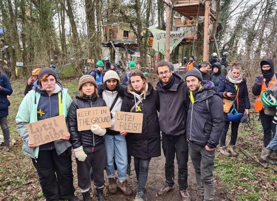 NJEMAČKOJ PORUČILA DA SE SRAMOTI Greta Tunberg udaljena sa protesta zbog otvaranja rudnika (VIDEO)