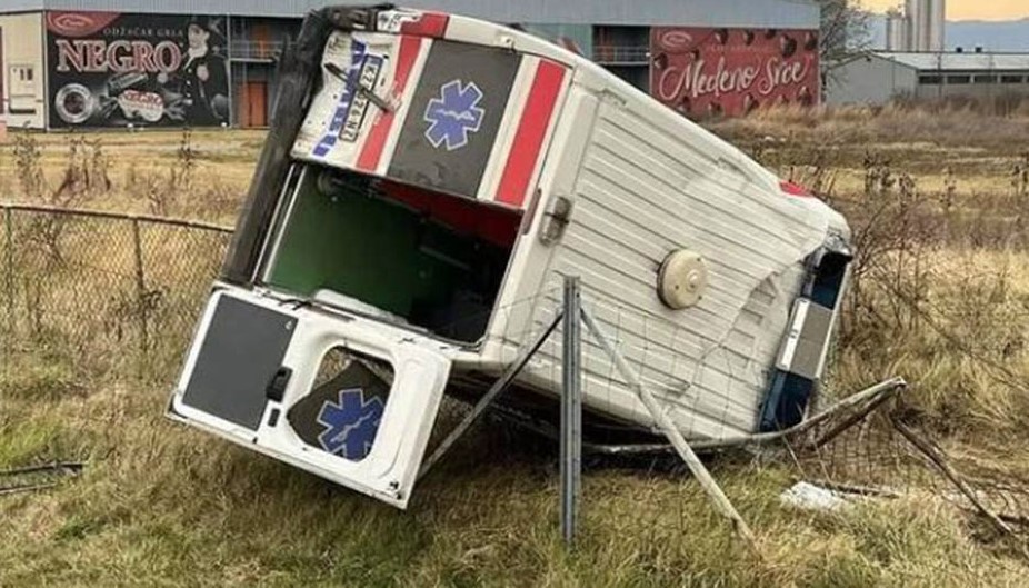 SUDAR KOD PARAĆINA Vozilo Hitne pomoći završilo u kanalu, 5 osoba povrijeđeno