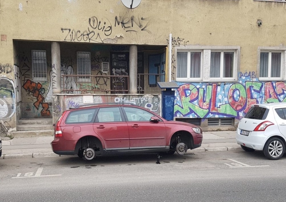 SKIDAJU I BUŠE GUME Vozila sa srpskim registarskim tablicama ponovo na meti vandala u Sarajevu
