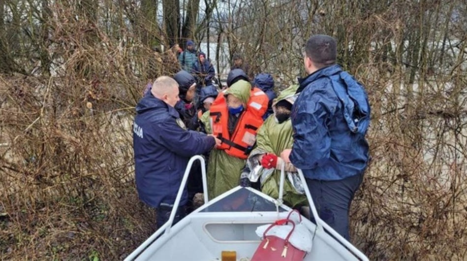 AKCIJA KOD SLAVONSKOG BRODA Iz Save izvučeno 13 Kubanaca, među njima i dvoje djece