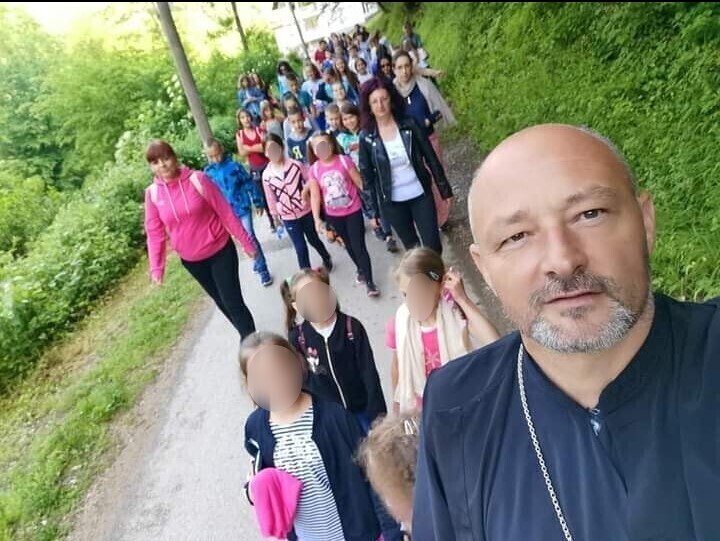 ODRASLI POHAĐAJU ČASOVE VJERONAUKE, DJECA OD NJIH UČE DA BUDU DOBRI LJUDI Ovdje ljudi 365 dana u godini brinu o prvom komšiji: Koprivna kod Modriče primjer humanosti i solidarnosti (FOTO)