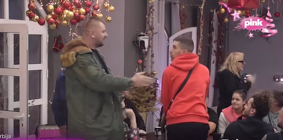 JANJUŠ UŠAO U ZADRUGU Prvo što je uradio, izjavio je Caru saučešće (VIDEO)
