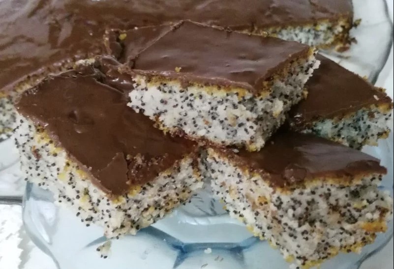 KOLAČ KOJI MIRIŠE NA DJETINJSTVO Ako ste ljubitelj maka, ovo morate probati